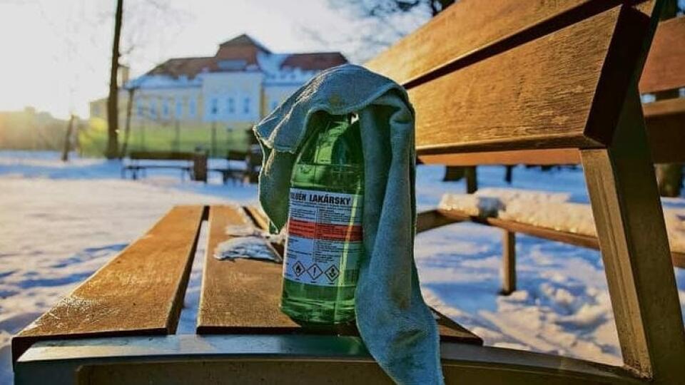 Toluén by v obchodoch nemal byť dostupný každému, ale často je.