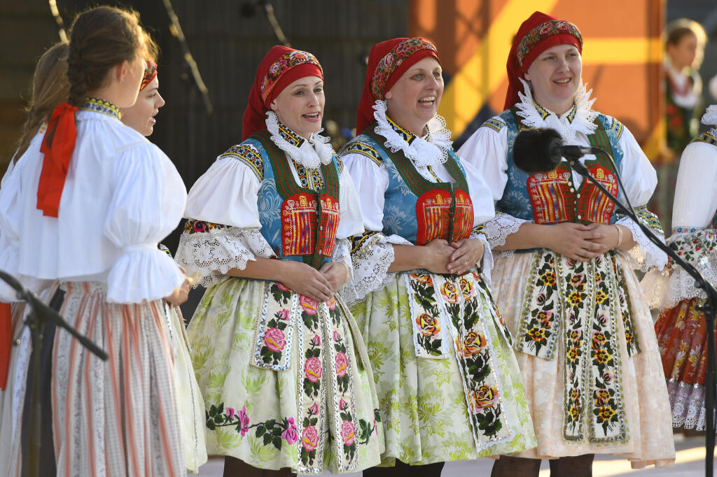 Na snímke členovia FS Nivnička z obce Nivnice v Česku a členovia FS Boršičané z obce Blatnice v Česku vystupujú v programe zahraničných kolektívov „Hosť do domu“ počas Folklórneho festivalu Východná 2022 vo Východnej 1. júla 2022. FOTO TASR – Milan Kapusta