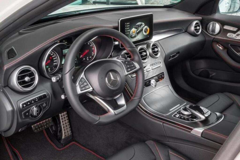 Test Mercedes C 450 AMG: Koní má na rozdávanie