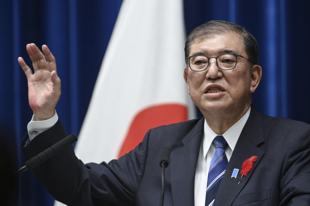 WA 23 Tokio - Nový japonský premiér Šigeru Išiba gestikuluje na tlačovej konferencii v Tokiu v stredu 9. októbra 2024. Premiér v stredu rozpustil dolnú komoru parlamentu, aby pripravil predčasné voľby na 27. októbra. Išiba oznámil svoje plány na predčasné voľby ešte pred prebraním vedenia strany a premiérskeho kresla. Predvolebná kampaň sa začne na budúci týždeň v utorok. Išiba sa ujal funkcie minulý týždeň, keď odstúpil jeho predchodca Fumio Kišida, ktorý viedol vládnucu Liberálno-demokratickú 