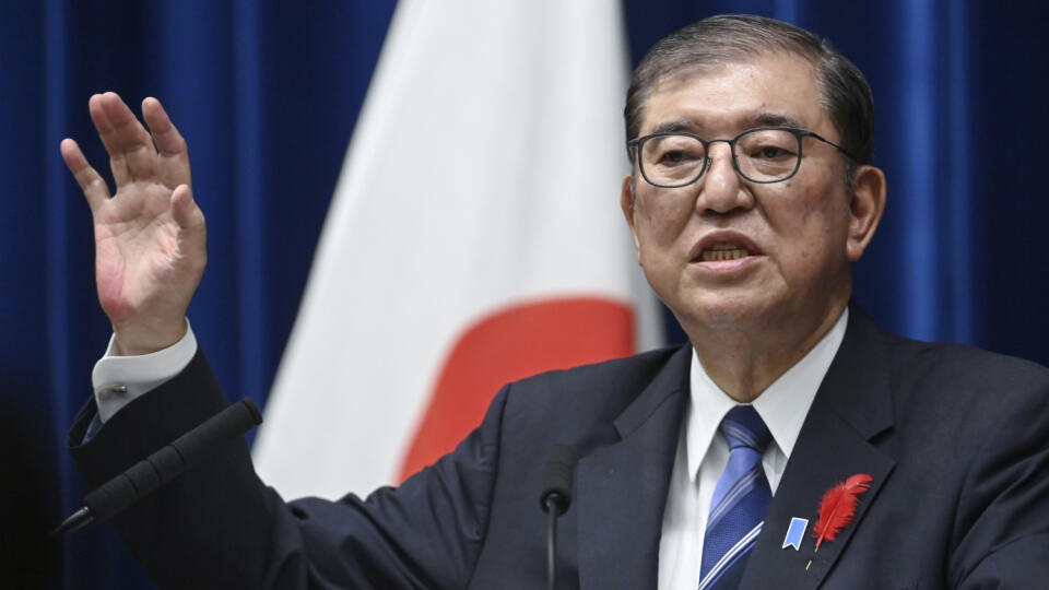 WA 23 Tokio - Nový japonský premiér Šigeru Išiba gestikuluje na tlačovej konferencii v Tokiu v stredu 9. októbra 2024. Premiér v stredu rozpustil dolnú komoru parlamentu, aby pripravil predčasné voľby na 27. októbra. Išiba oznámil svoje plány na predčasné voľby ešte pred prebraním vedenia strany a premiérskeho kresla. Predvolebná kampaň sa začne na budúci týždeň v utorok. Išiba sa ujal funkcie minulý týždeň, keď odstúpil jeho predchodca Fumio Kišida, ktorý viedol vládnucu Liberálno-demokratickú