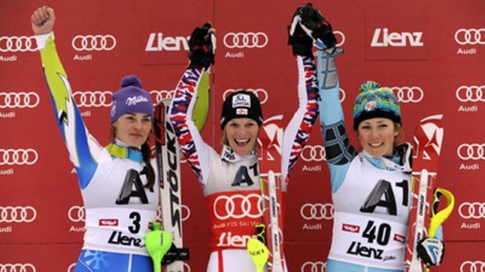 V strede víťazka Marlies Schildová. Na druhej priečke sa klasifikovala Slovinka Tinu Mazeovú (vľavo), tretia skončila Mikaela Shiffrinová (vpravo) z USA.