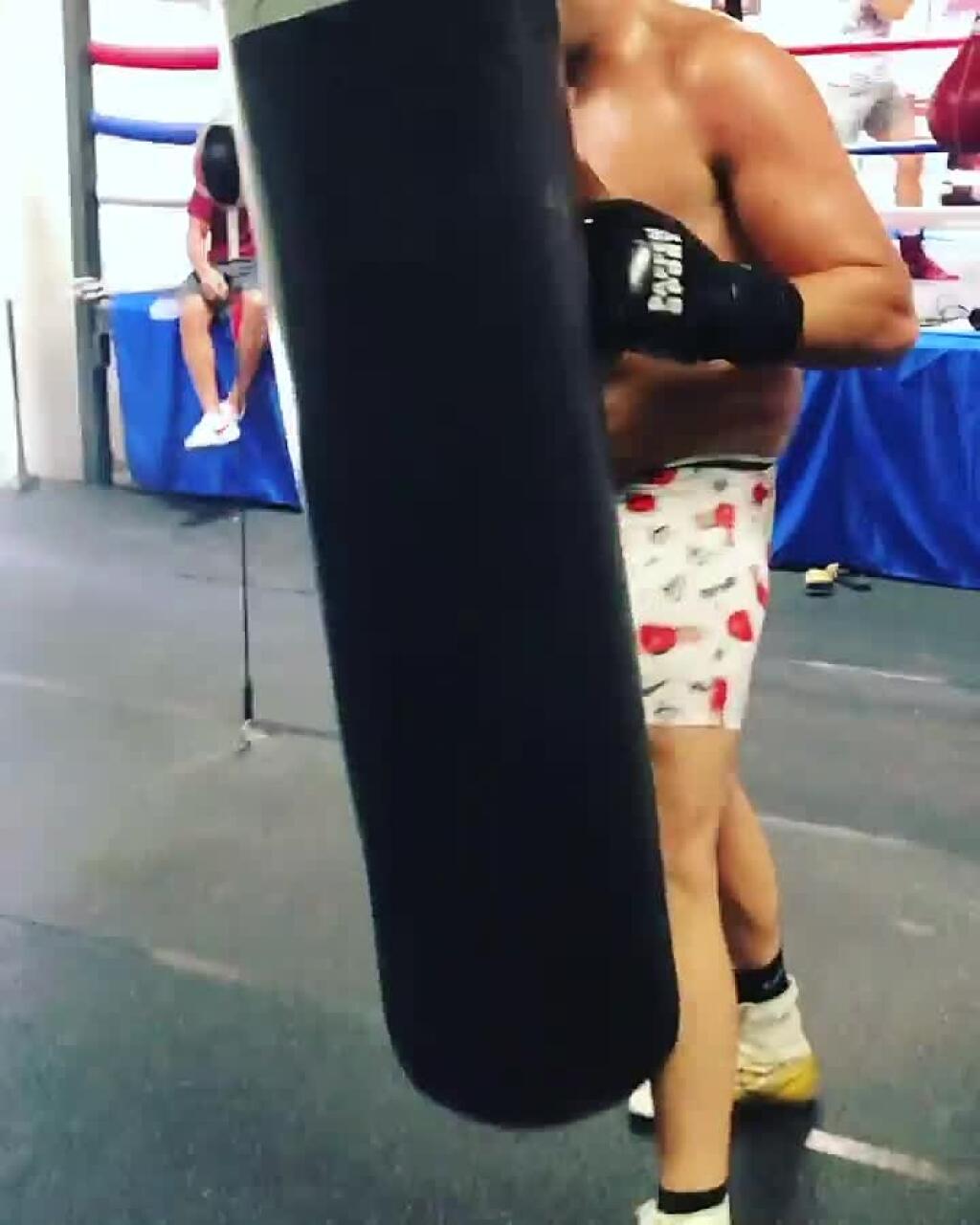 Šokujúce FOTO slávneho boxera. Manželka sedí doma tehotná, jeho natierajú na pláži cudzie ženy