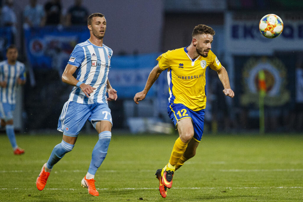 Na snímke Aleksandar Čavrič a Ján Hatok počas zápasu 1.kola Fortuna Ligy medzi nováčikom FK Pohronie a úradujúcim majstrom ŠK Slovan Bratislava.