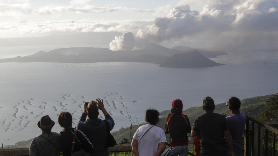 EBE 5 Cavite - Sopka Taal ležiaca južne od filipínskej metropoly Manila chrlila v utorok lávu, popol a paru počas erupcie, ktorá trvá už tri dni a môže byť predzvesťou oveľa väčšieho a nebezpečnejšieho výbuchu. Na snímke ľudia sledujú sopku v provincii Cavite 14. januára 2020. FOTO TASR/AP
People look from Tagaytay, Cavite province, south of Manila, as Taal Volcano continues to spew ash on Tuesday, Jan. 14, 2020. Thousands of people fled the area through heavy ash as experts warned that the erup