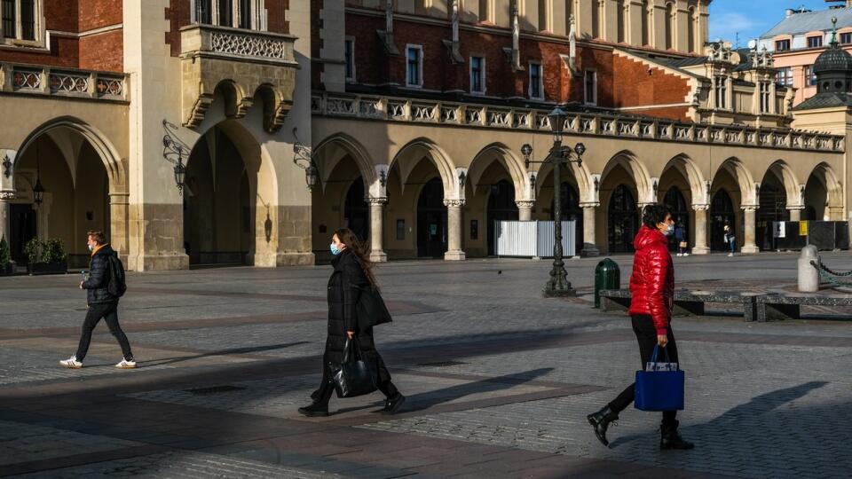 V Poľsku je situácia podľa premiéra Mateusza Morawieckeho vážna, ľudí prosí, aby ostali počas Vianoc doma.