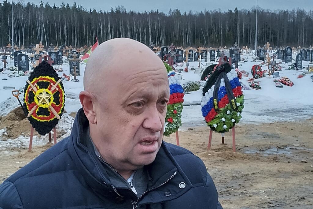 WA 38 archív Petrohrad - Na archívnej snímke z 24. decembra 2022 šéf ruskej súkromnej Vagnerovej skupiny Jevgenij Prigožin sa účastní na pohrebe Dmitrija Mešikova, žoldniera Vagnerovej skupiny, ktorý zomrel počas špeciálnej operácie na Ukrajine  na cintoríne v Petrohrade. Prigožin varoval naverbovaných žoldnierov, že boje, do ktorých sa čoskoro zapoja v meste Soledar na východe Ukrajiny, budú brutálne. V pondelok 23. januára 2023 o tom informoval portál britskej televízie Sky News.  Vojaci Vagne