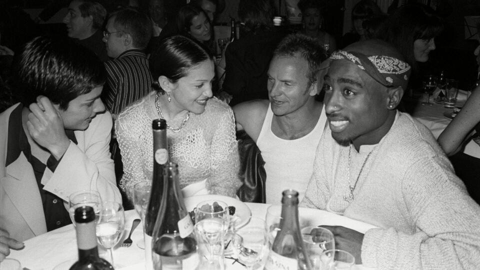 Marec 1994: Madonna a Tupac Shakur, vpravo, spolu na večierku návrhára Versaceho. Medzi nimi spevák Sting.