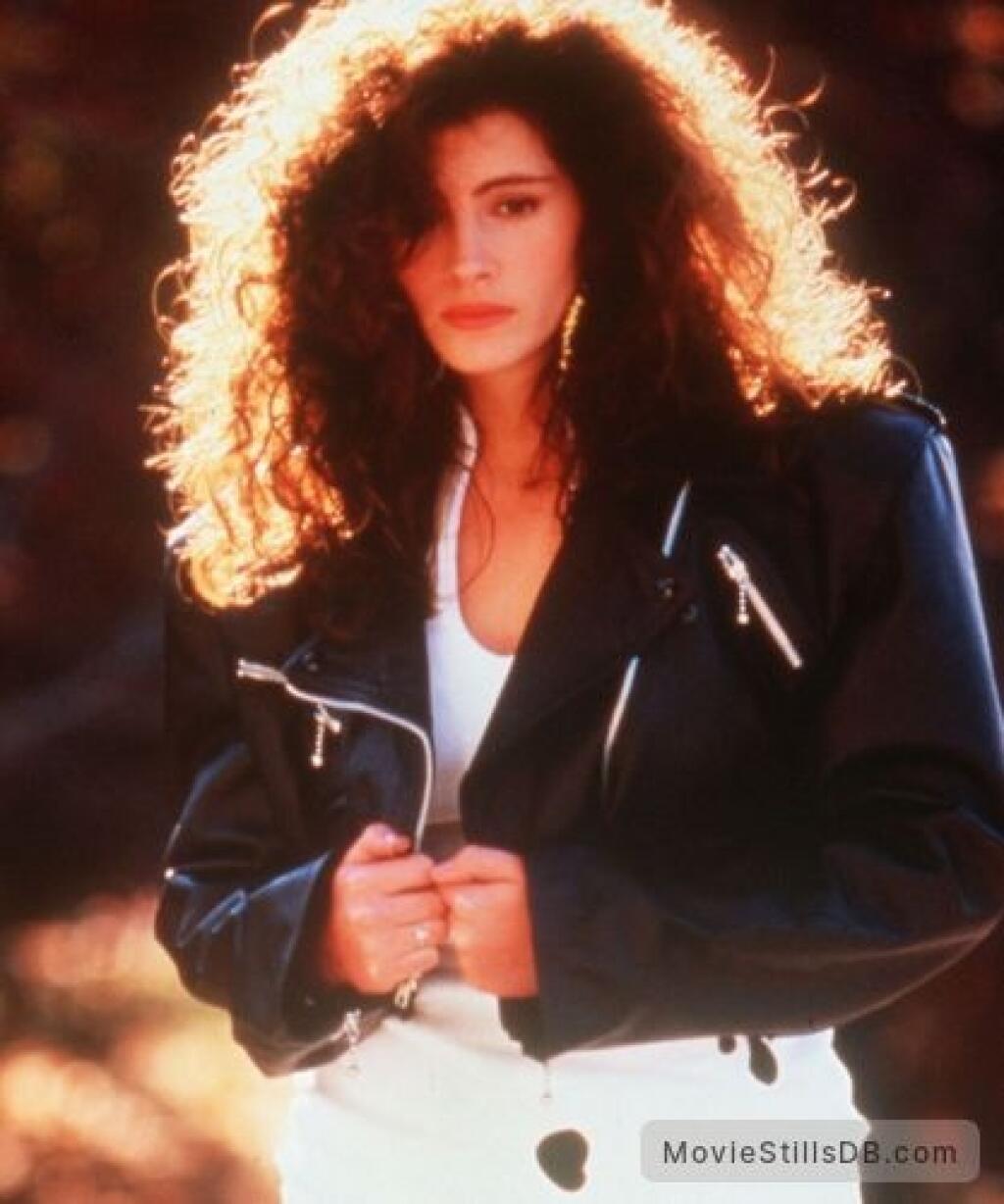 Julia Roberts (53): Spokojnosť (1988): Nie príliš vydarená hudobná komédia Satisfaction priniesla kinový debut Julii Roberts po boku Liama Neesona a Justine Bateman, s ktorou si zahrali členky dievčenskej rockovej kapely túžiacej po sláve.