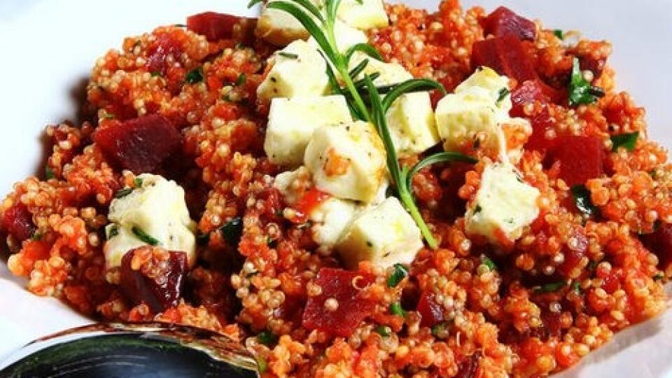 Quinoa s cviklou a s feta syrom