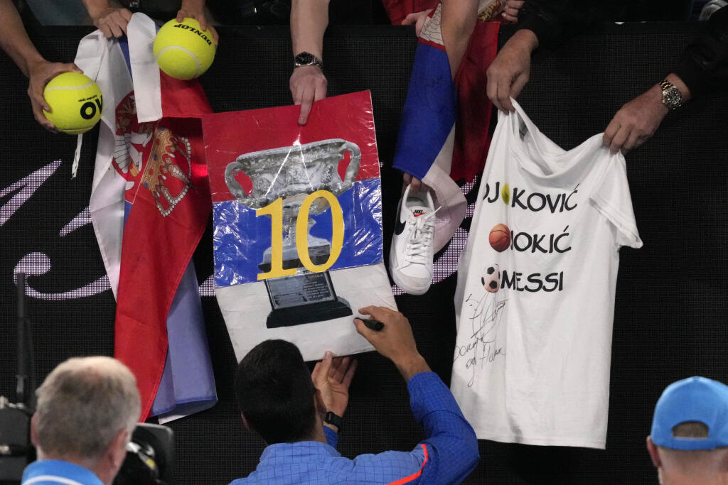 Srbský tenista Novak Djokovič podpisuje autogramy pre fanúšikov po jeho výhre nad Rusom Andrejom Rubľovom v štvrťfinále dvojhry na grandslamovom turnaji Australian Open v Melbourne 25. januára 2023. FOTO TASR/AP