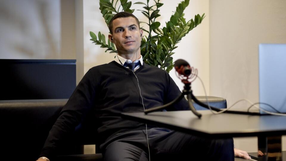 Ronaldo sledoval prenos len online, no aj pred monitorom sa tváril otrávene.