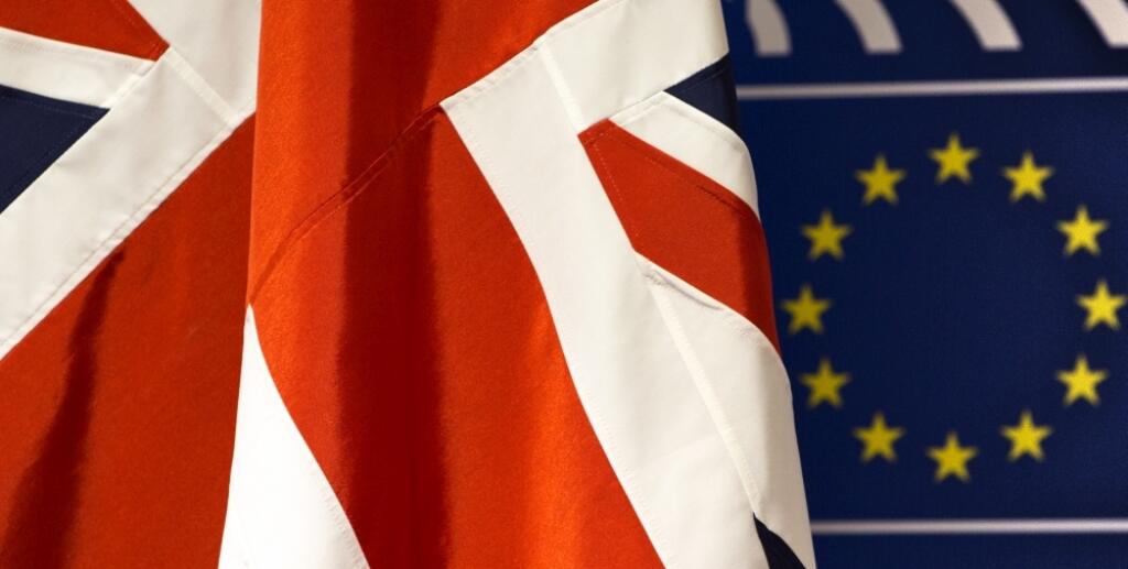 Wa 35 archív Brusel -  Na archívnej snímke z 16. februára 2016 sú vlajky Európskej únie a vlajka Británie pred sídlom EÚ v Bruseli.  Britská vláda vo februári rozhodla, že referendum o zotrvaní krajiny v Európskej únii sa uskutoční 23. júna. FOTO TASR/AP
In this photo taken on Tuesday, Feb. 16, 2016, the EU stars and the Union Jack flag are next to each other at the European Parliament in Brussels. European Union leaders meet in Brussels for a two day summit beginning Thursday, Feb. 18th to hamm