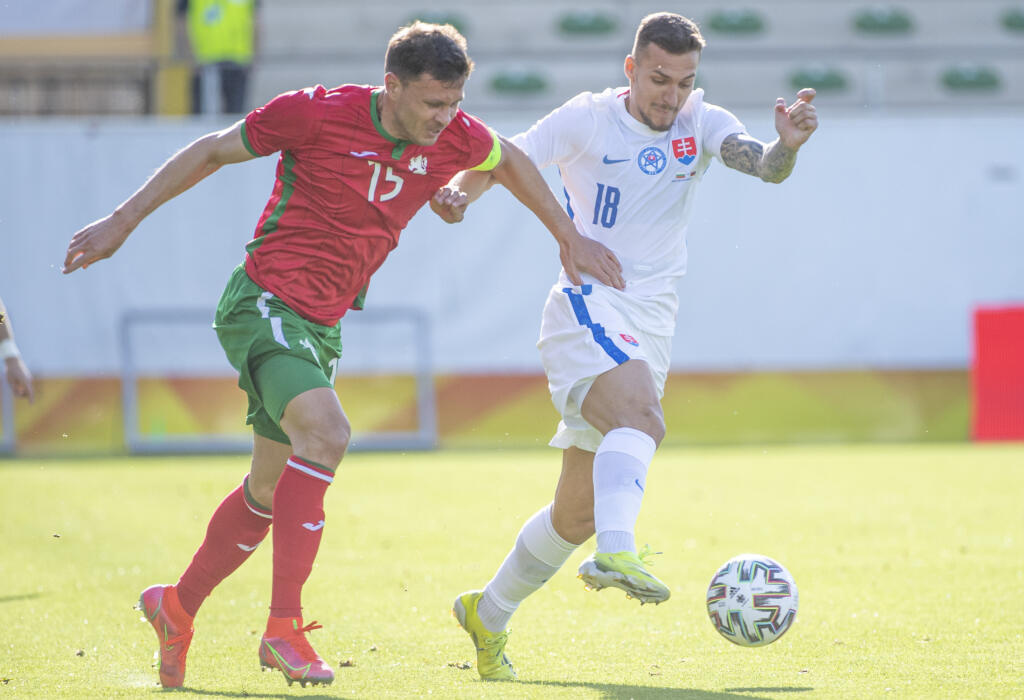 Na snímke vpravo Lukáš Haraslín (Slovensko) a vľavo Vasil Božikov (Bulharsko) v prípravnom zápase pred EURO 2020 vo futbale Slovensko – Bulharsko v rakúskom meste Ried im Innkreis v utorok 1. júna 2021. FOTO TASR – Martin Baumann