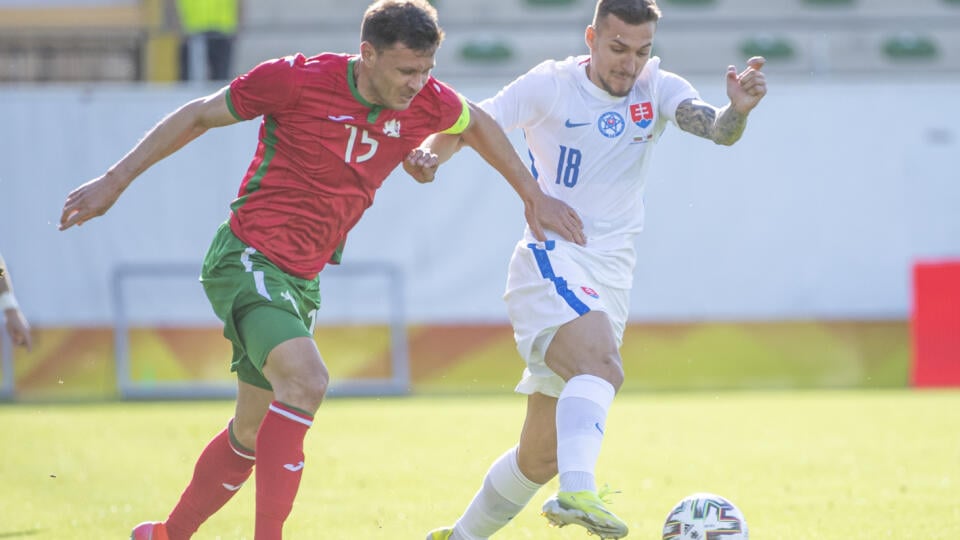 Na snímke vpravo Lukáš Haraslín (Slovensko) a vľavo Vasil Božikov (Bulharsko) v prípravnom zápase pred EURO 2020 vo futbale Slovensko – Bulharsko v rakúskom meste Ried im Innkreis v utorok 1. júna 2021. FOTO TASR – Martin Baumann