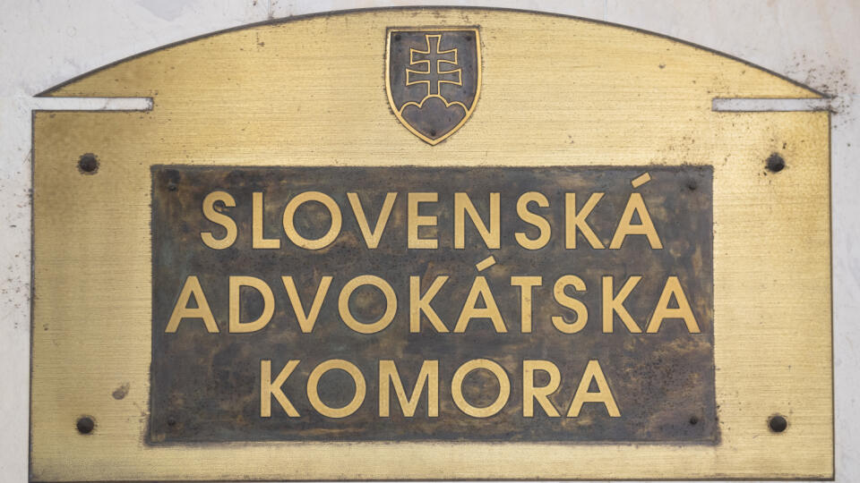 Na snímke tabuľa na budove, v ktorej sídli Slovenská advokátska komora na Kolárskej ulici v Bratislave 21. júla 2020. FOTO TASR - Jaroslav Novák