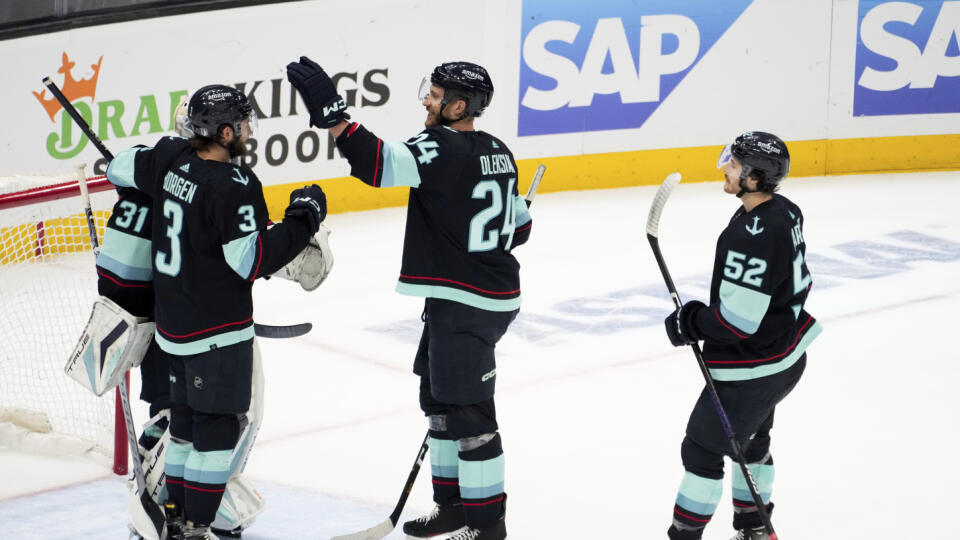 JB 3 Seattle - Brankár Seattle Kraken Philipp Grubauer (31) oslavuje so spoluhráčmi Willom Borgenom (3), Jamieom Oleksiakom (24) a Tyeom Kartyeom (52) po výhre nad Dallasom 7:2 v zápase play off hokejovej zámorskej NHL Seattle Kraken - Dallas Stars v Seattle 7. mája 2023. FOTO TASR/AP
Seattle Kraken goaltender Philipp Grubauer (31) is greeted by teammates Will Borgen (3), Jamie Oleksiak (24) and Tye Kartye (52) as they celebrate a 7-2 win over the Dallas Stars in Game 3 of an NHL hockey Stan