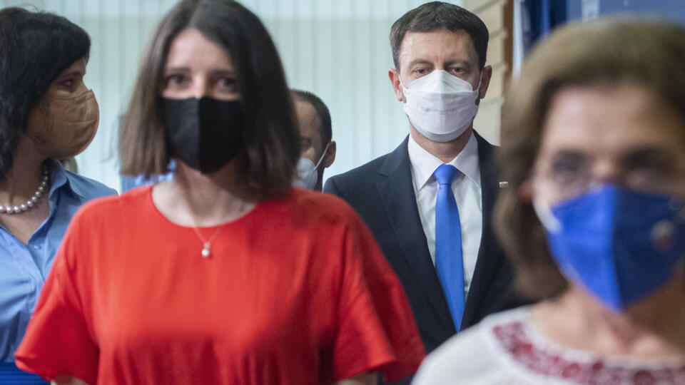 Na snímke druhý sprava predseda vlády SR Eduard Heger (OĽaNO), vľavo podpredsedníčka vlády a ministerka investícií, regionálneho rozvoja a informatizácie (MIRRI) SR Veronika Remišová (Za ľudí) a poslankyne NR SR Jana Žitňanská (Za ľudí) a Anna Zemanová (SaS) po vyhlásení pre médiá po skončení 10. rokovania vlády SR 12. mája 2021 v Bratislave. Koalícia predstavila vlastný návrh pomoci rodinám. Oznámila to na tlačovej konferencii počas stredajšieho rokovania vlády. Premiér Eduard Heger (OĽANO) vyh