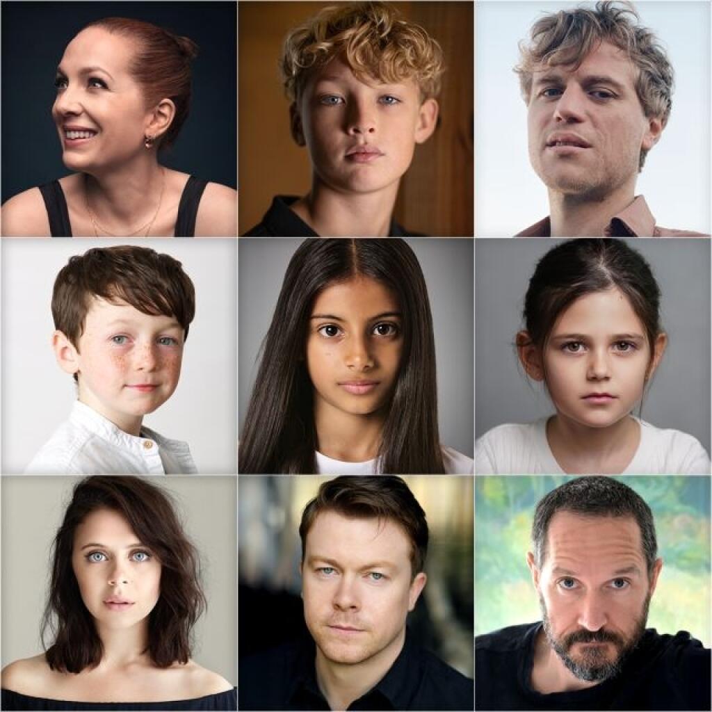 Zhora zľava: Katherine Parkinson ako Molly Weasley; Lox Pratt ako Draco Malfoy; Johnny Flynn ako Lucius Malfoy Middle: Leo Earley ako Seamus Finnigan; Alessia Leoni ako Parvati Patil; Sienna Moosah ako Lavender Brown, Bel Powley ako Petunia Dursley; Daniel Rigby ako Vernon Dursley; Bertie Carvel ako Cornelius Fudge