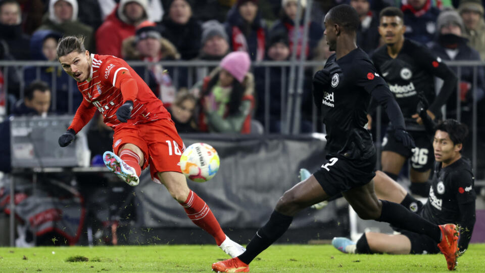 EBE 6 Mníchov - Anglický futbalový klub Manchester United sa v závere prestupového obdobia posilnil o stredopoliara Marcela Sabitzera. Rakúsky reprezentant prichádza na Old Trafford na hosťovanie z Bayernu Mníchov, v aktuálne štvrtom tíme Premier League by mal nahradiť Christiana Eriksena, ktorý bude pre zranenie členka chýbať minimálne do konca apríla. Na snímke z 28. januára 2023 je vľavo stredopoliar Marcel Sabitzer v zápase nemeckej Bundesligy Bayern Mníchov - Eintracht Franfurkt. FOTO TASR/