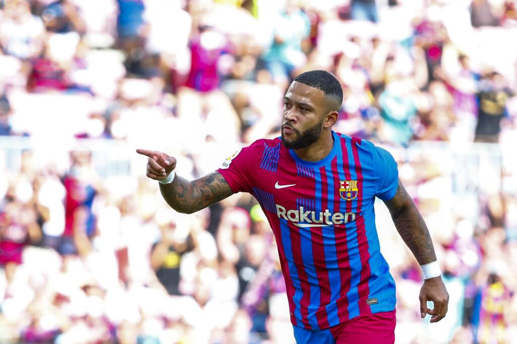 WA 51 Barcelona - Futbalista FC Barcelona Memphis Depay sa teší po strelení gólu zo značky pokutového kopu v zápase 7. kola La Ligy FC Barcelona - UD Levante v Barcelone v nedeľu 26. septembra 2021. FOTO TASR/AP
Barcelona's Memphis Depay celebrates after scoring from a penalty kick during a Spanish La Liga soccer match between FC Barcelona and Levante at the Camp Nou stadium in Barcelona, Spain, Sunday, Sept. 26, 2021. (AP Photo/Joan Monfort)