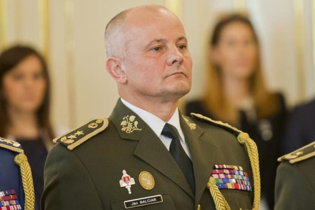 Stíhanie Naďa je ako lovenie komárov raketometom, povedal exveľvyslanec v USA