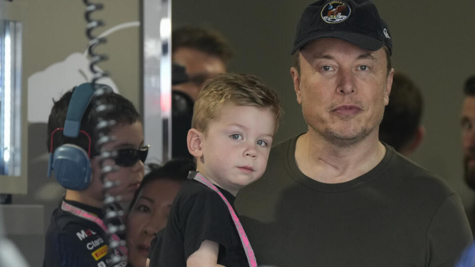 KK1 archív Miami Gardens - Na archívnej snímke z 6. mája 2023 Elon Musk drží jedno zo svojich detí počas tréningu na VC Miami v Miami Gardens. Americký miliardár Elon Musk vo štvrtok večer 11. mája 2023 v tvíte oznámil, že v krátkej dobe odstúpi z postu šéfa Twitteru. Priblížil, že bola vybraná jeho nástupkyňa, ktorá funkciu prevezme za približne šesť týždňov. FOTO TASR/AP
File - Elon Musk holds one of his children as he watches a Red Bull racing crew during practice for the Formula One Miami Gr