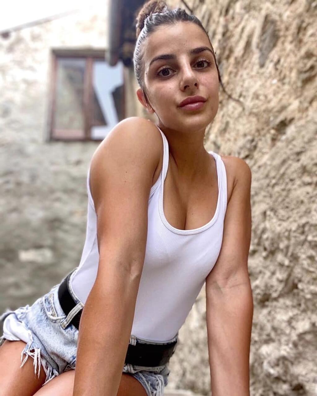 Vyzývavá Talianka Elisa Meneghi nie je žiadna hanblivka nai mimo telocvične. Rada ukazuje svoje tetovanie medzi prsiami či ploché bruško.
