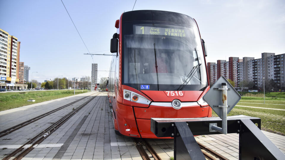 električka konečná zastávka Jungmannova v Petržalke