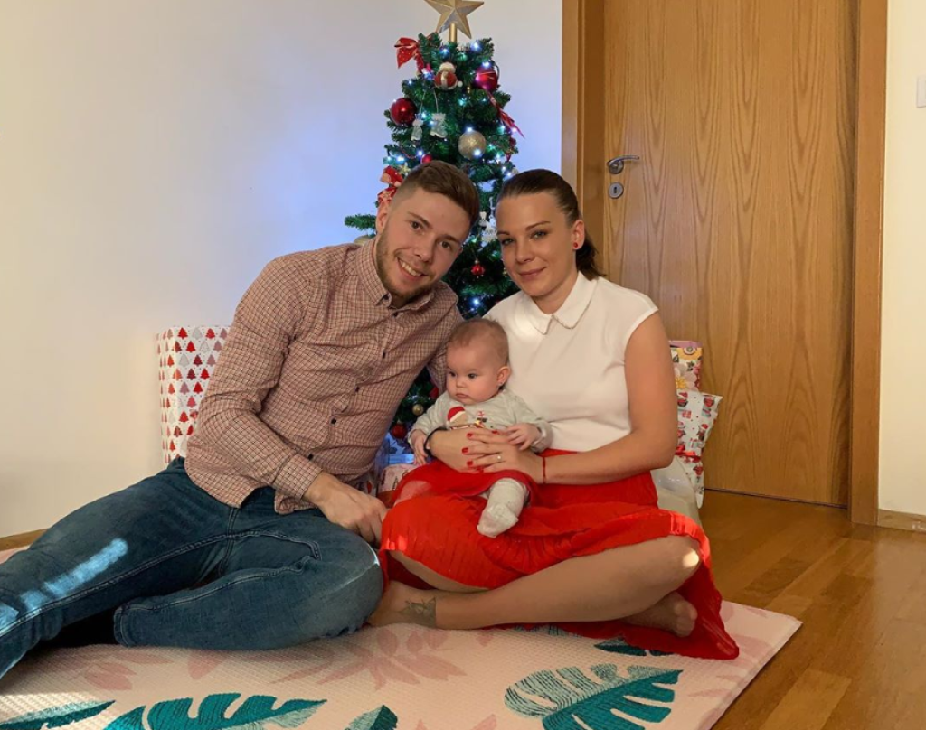 Slovenský hokejista Matúš Sukeľ má radosť z dcérky Adelky, ktorú mu porodila jeho snúbenica Adriana.