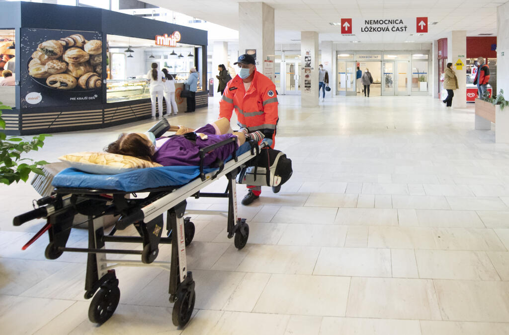 Prezidentka SR Zuzana Čaputová a minister zdravotníctva SR Vladimír Lengvarský navštívili  Nemocnicu Ružinov, kde sa boli pozrieť na Oddelenie intenzívnej medicíny, 23. novembra 2021 v Bratislave. Na snímke ilustračná snímka z Nemocnice Ružinov. FOTO TASR - Martin Baumann