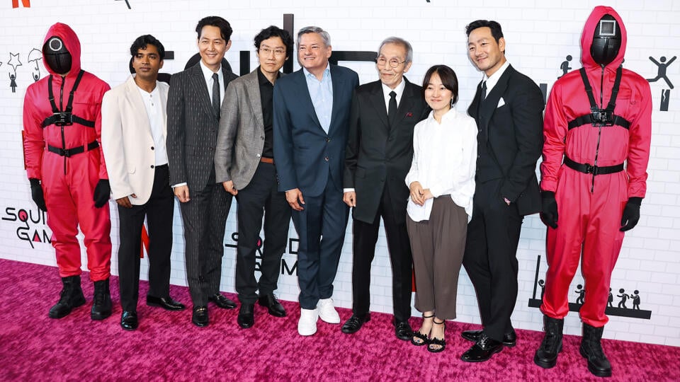 NEDÁVNE STRETNUTIE V LOS ANGELES
Zľava herci Anupam Tripathi, Lee Jung-jae, Jung Jae-il, režisér Hwang Dong-hyuk, obsahový šéf Netflixu Ted Sarandos a ďalší herci O Yeong-su, Kim Ji-yeon, Lee Jung-jae a Cheong Jai-hoon.