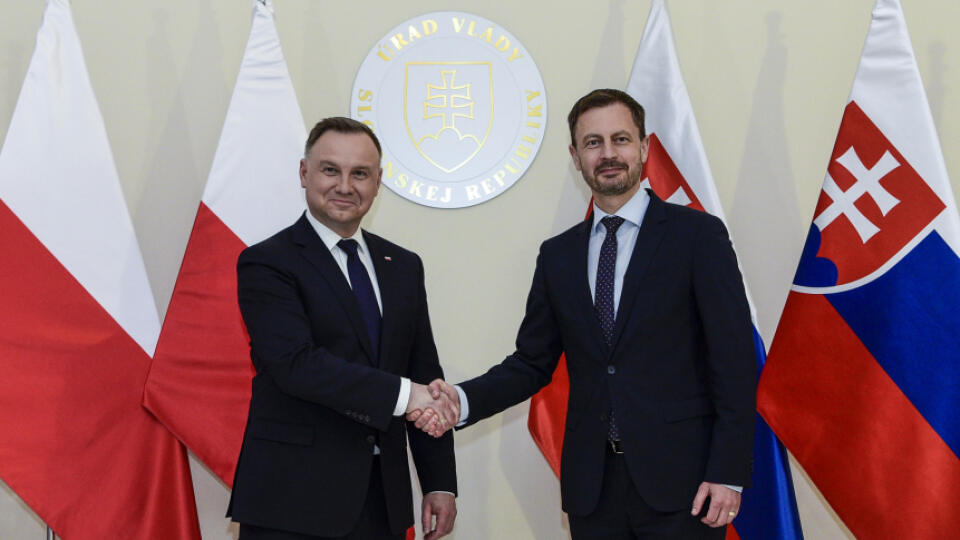 Na snímke sprava predseda vlády SR Eduard Heger a prezident Poľskej republiky Andrzej Duda počas prijatia v priestoroch historickej budovy Úradu vlády SR 11. mája 2022 v Bratislave. FOTO TASR - Pavol Zachar