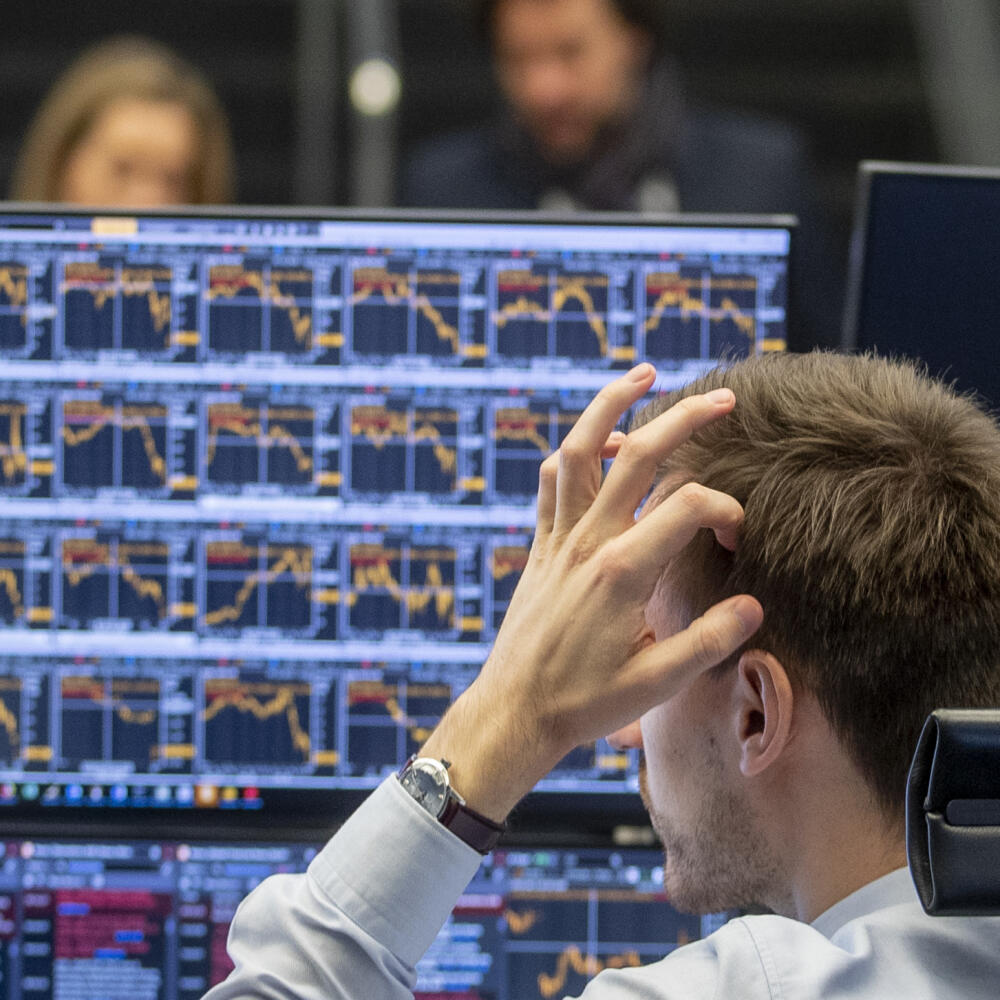 WA 42 Frankfurt - Burzový maklér reaguje na burze vo Frankfurte nad Mohanom v pondelok 9. marca 2020. FOTO TASR/AP
A broker scratches his head as he looks at his screens at the stock market in Frankfurt, Germany, Monday, March 9, 2020. (AP Photo/Michael Probst)