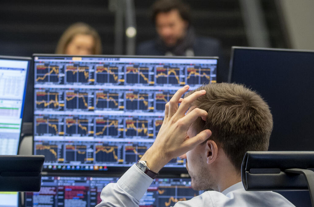 WA 42 Frankfurt - Burzový maklér reaguje na burze vo Frankfurte nad Mohanom v pondelok 9. marca 2020. FOTO TASR/AP

A broker scratches his head as he looks at his screens at the stock market in Frankfurt, Germany, Monday, March 9, 2020. (AP Photo/Michael Probst)