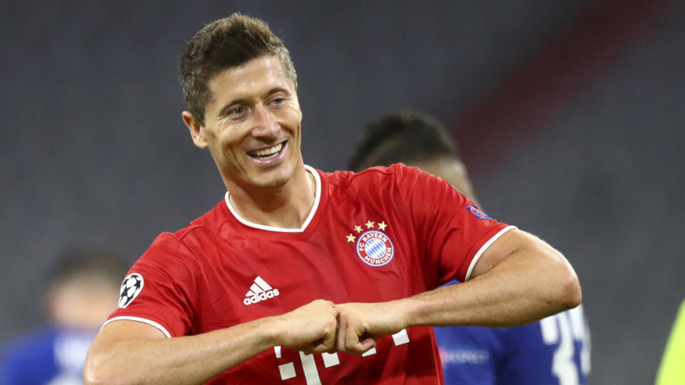 JB 15 Mníchov - Hráč Bayernu Robert Lewandowski oslavuje štvrtý gól do bránky Chelsea v zápase osemfinálovej odvety Ligy majstrov UEFA 2019/2020 Bayern Mníchov - Chelsea Londýn v Mníchove 8. augusta 2020. FOTO TASR/AP
Bayern's Robert Lewandowski celebrates after scoring his team's fourth goal during the Champions League round of 16 second leg soccer match between Bayern Munich and Chelsea at Allianz Arena in Munich, Germany, Saturday, Aug. 8, 2020. (AP Photo/Matthias Schrader)