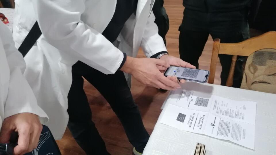 Na snímke pracovníci RÚVZ Michalovce kontrolujú covidpas konzumujúceho zákazníka v prevádzke verejného stravovania počas kontroly zameranej na dodržiavanie aktuálnej platnej vyhlášky Úradu verejného zdravotníctva v meste Sobrance vo štvrtok 30. septembra 2021. FOTO TASR – Jana Ďurašková