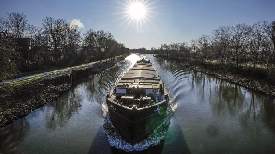 EBE 26 Gelsenkirchen - Na snímke nákladná loď na kanáli v slnečný utorok 8. marca 2022 v Gelsenkirchene v Nemecku. FOTO TASR/AP
A freight ship is operating on a canal at a sunny Tuesday, March 8, 2022 in Gelsenkirchen, Germany, (AP Photo/Martin Meissner)