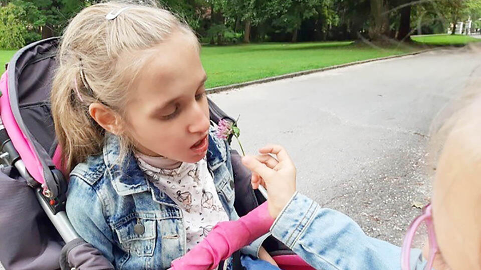 Z mentálnej stránky
je Melinka ako malé
dieťa. Nevie
rozprávať, neustále
používa plienky
a nevie sa sama
najesť. Vyžaduje si
neustálu starostlivosť,
ale našťastie stojí na
vlastných nohách,
na vychádzkach sa
však bez kočiara
nezaobíde.