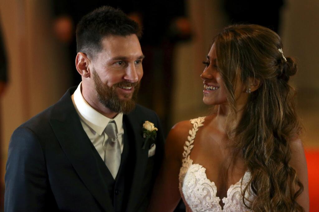 Argentine soccer player Lionel Messi and his wife Antonela Roccuzzo pose at their wedding in Rosario, Argentina, June 30, 2017. REUTERS/Marcos Brindicci - RTS19BWO