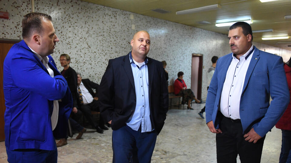 Súdne pojednávanie na Okresnom súde Košice I s obžalovanými bratmi P. K násilnej potýčke medzi bratmi a štvoricou Košičanov, vrátane dvoch žien, došlo 22. novembra 2015 okolo 03.30 h pred miestnou pizzeriou. Martin, Maroš a Branislav čelia obvineniu z prečinov výtržníctva, dvaja z nich aj z ublíženia na zdraví v spolupáchateľstve. Na snímke zľava Martin P., Maroš P. a Branislav P.  Košice, 6. septembra 2017. FOTO TASR – František Iván