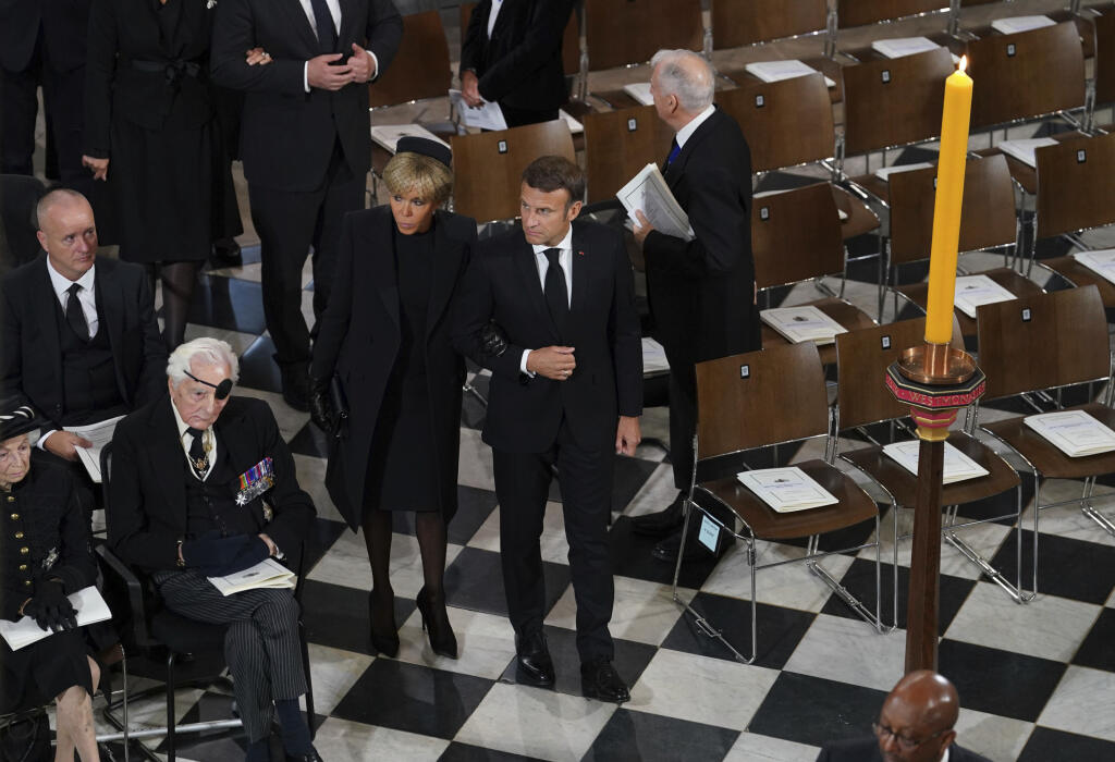 Francúzsky prezident Emanuel Macron (druhý vpravo) a jeho manželka Brigitte prichádzajú na štátny pohreb britskej kráľovnej Alžbety II.