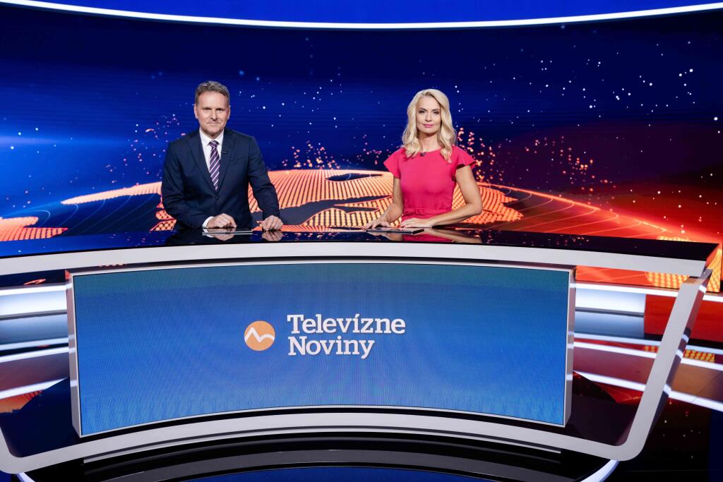 Moderátori Televíznych novín Jaroslav Zápala a Marianna Ďurianová.