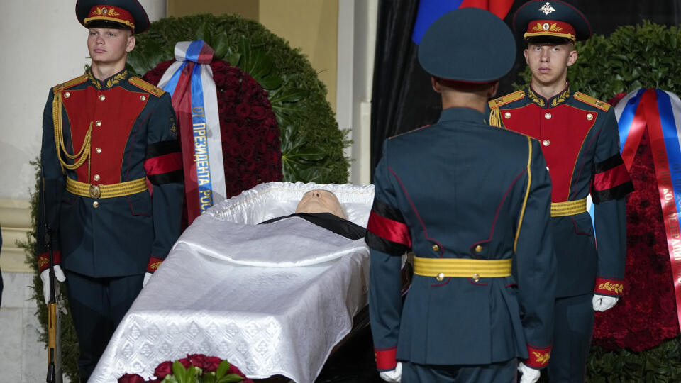 EBE 15 Moskva - Členovia člestnej stráže stoja pri rakve bývalého sovietskeho prezidenta Michaila Gorbačova v Stĺpovej sále Domu odborov v Moskve počas rozlúčkového ceremoniálu v sobotu 3. septembra 2022. Posledný sovietsky vodca Michail Gorbačov zomrel v utorok vo veku 91 rokov. Pochovajú ho na moskovskom Novodevičom cintoríne. FOTO TASR/AP
Honour guards stand by the coffin of former Soviet President Mikhail Gorbachev inside the Pillar Hall of the House of the Unions during a farewell ceremony
