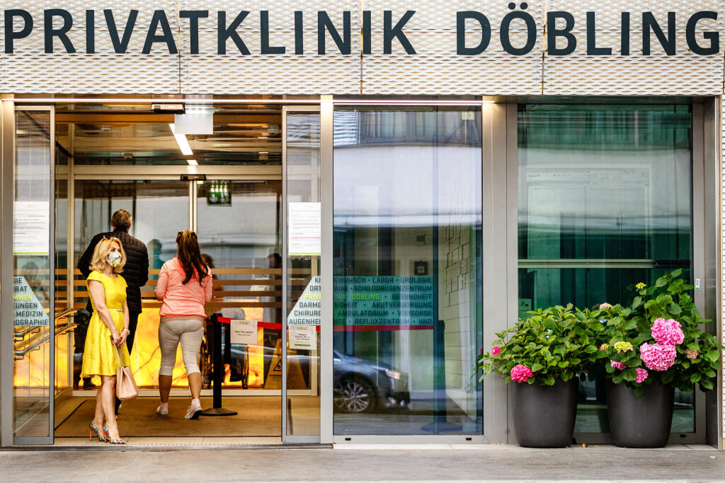 Na snímke Milan Cibulka a Katarína Cibulková odchádzajú z Privatklinik Döbling vo Viedni, pôrodnice, v ktorej bývalá slovenská tenistka Dominika Cibulková porodila svojho prvého syna Jakuba.