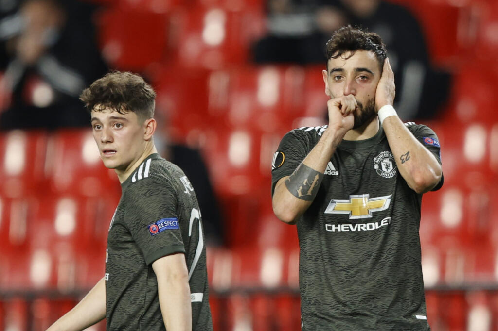 JB 15 Granada - Hráč Manchesteru United Bruno Fernandes (vpravo) oslavuje po tom, ako strelil druhý gól z penalty v zápase štvrťfinále Európskej ligy CF Granada - Manchester United v Granade 8. apríla 2021. FOTO TASR/AP
Manchester United's Bruno Fernandes, right, celebrates after scoring his side's second goal from the penalty spot during the Europa League, quarterfinal, first leg soccer match between Granada and Manchester United at the Los Carmenes stadium in Granada, Spain, Thursday, April 8
