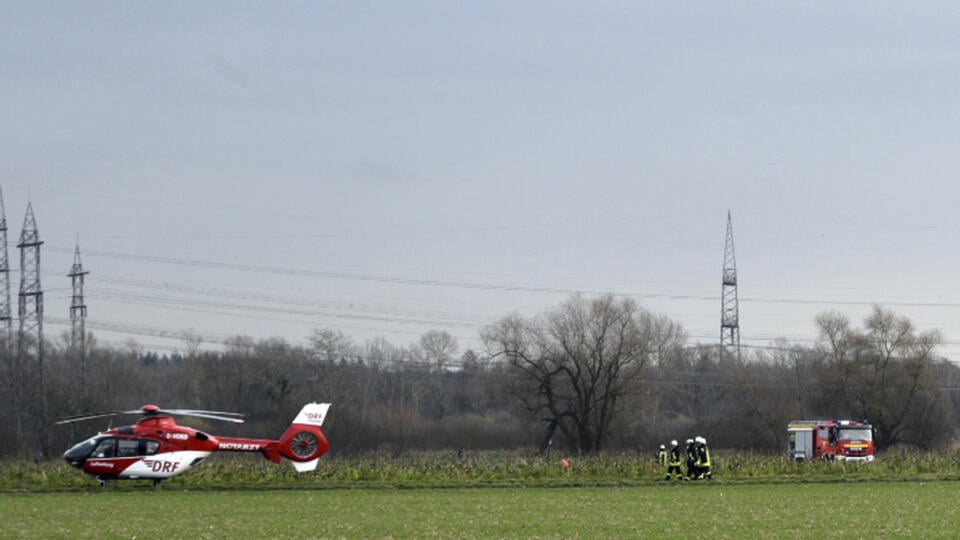 Pri zrážke malého lietadla s helikoptérou zahynuli v Nemecku štyria ľudia.