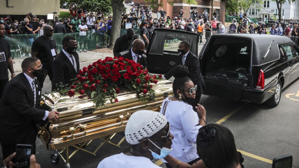 KK4 Minneapolis - Rakvu s pozostatkami Georgeho Floyda nesú do auta po smienkovej omši 4. júna 2020 v Minneapolise. FOTO TASR/AP
CORRECTS TO MEMORIAL SERVICE, NOT FUNERAL - George Floyd's casket carried to a hearse after a memorial service for Floyd at North Central University, Thursday, June 4, 2020, in Minneapolis. Floyd died after being restrained by Minneapolis police officers on May 25. (AP Photo/Bebeto Matthews)