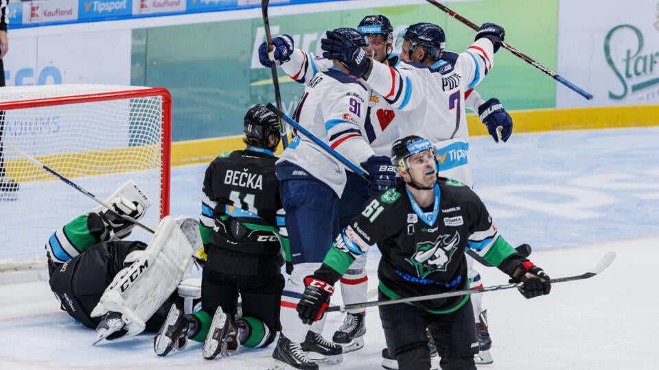 Gólová radosť hráčov Slovana počas zápasu HC Slovan Bratislava a HC Mikron Nové Zámky v 3. kole Tipsport ligy.