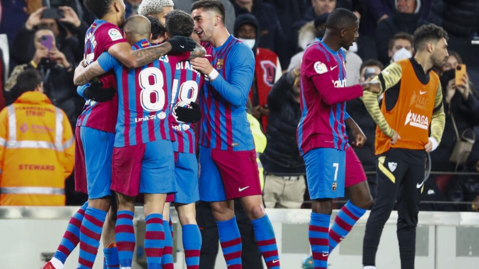 PK 10 Barcelona - Futbalisti FC Barcelony sa tešia po Pedriho góle počas zápasu 30. kola španielskej La Ligy FC Barcelona - FC Sevilla v Barcelone v nedeľu 3. apríla 2022. FOTO TASR/AP
Barcelona's team players celebrate after scoring the opening goal during the Spanish La Liga soccer match between FC Barcelona and Sevilla at the Camp Nou stadium in Barcelona, Spain, Sunday, April 3, 2022. (AP Photo/Joan Monfort)